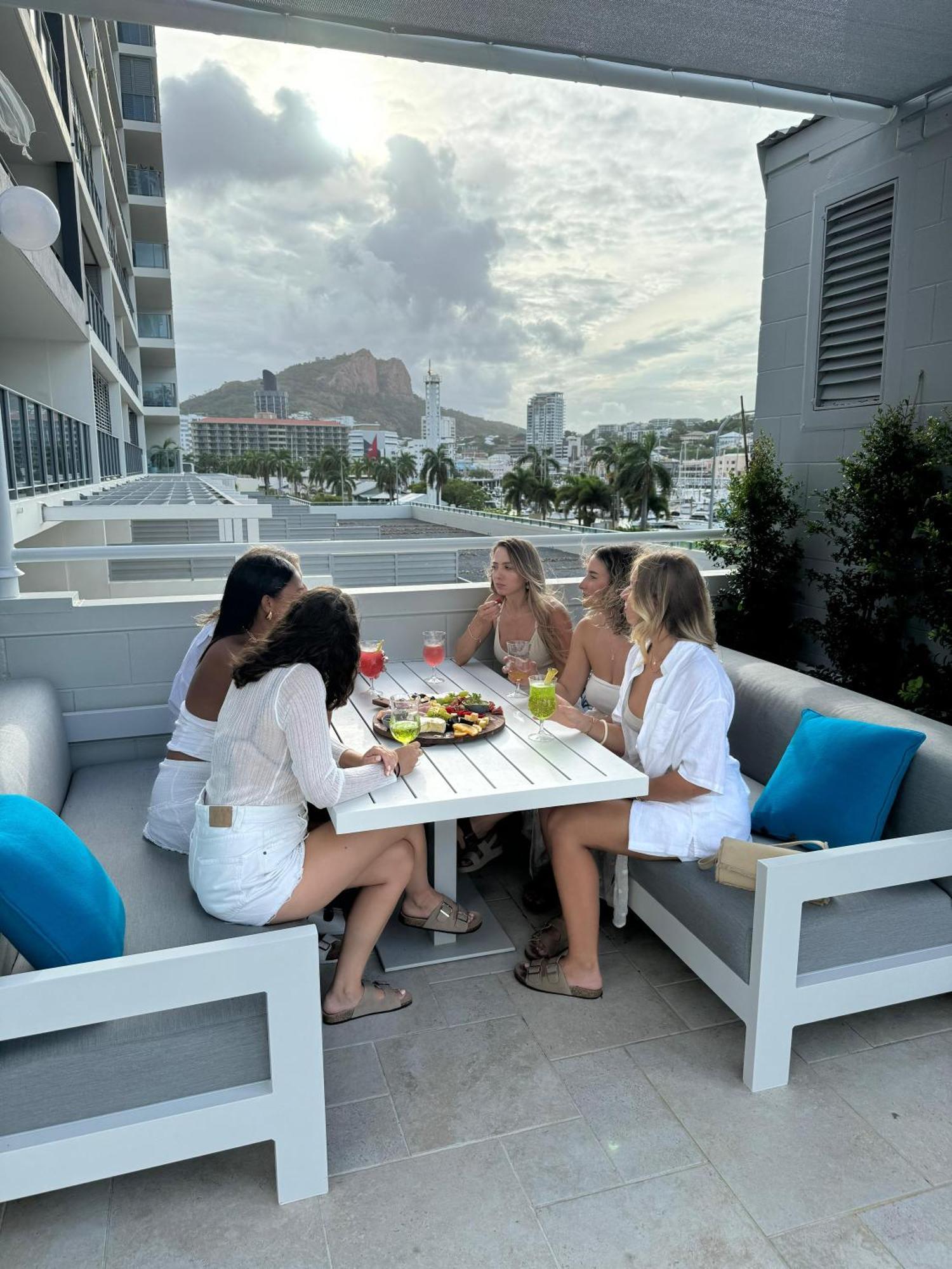 Belmoral Corporate Suites (Adults Only) Townsville Exterior foto